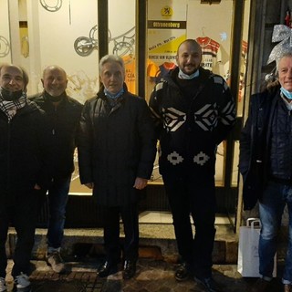 Beppe Saronni al centro tra i curatori del presepe del ciclismo a Gavirate