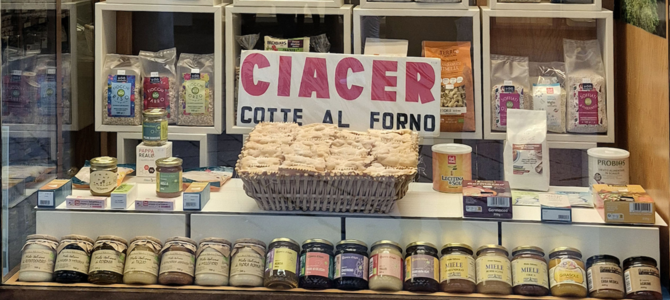 Un vero manifesto: le "ciacer" in bella vista nella vetrina de "Il Cantù" Un vero manifesto: le "ciacer" in bella vista nella vetrina de "Il Cantù"