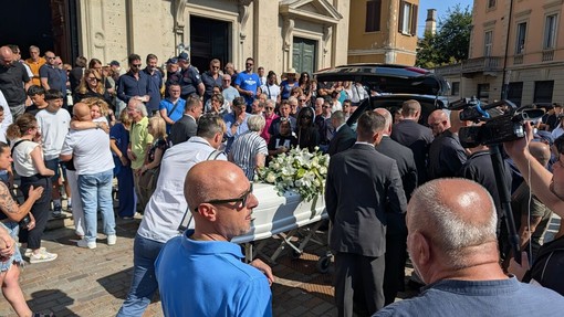 Un'immagine del funerale di Alessio Colletti (foto tratta da IlSaronno.it)