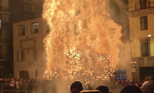 FOTO e VIDEO. Brucia il Falò di Sant'Antonio e scalda la notte. In migliaia in piazza: «Questa pira è il cuore di Varese»