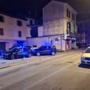 Laveno, devastazione in centro: danneggiate auto, bancomat e vetrine nella notte