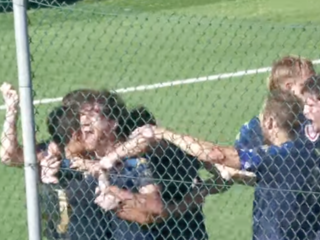 Guerini dietro la rete davanti alla curva biancorossa: è l'urlo del 2-0 Guerini dietro la rete davanti alla curva biancorossa: è l'urlo del 2-0