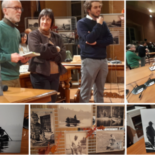 Mario Chiodetti in primo piano all'inaugurazione de &quot;Il lago perduto&quot;, la mostra ospitata dalla sala consiliare del Comune di Azzate con 35 sue fotografie in cui sembra di poter toccare l'essenza del lago di Varese: accanto a lui Mariangela Bossi, sorella di Daniele Bossi, il pescatore a cui è dedicata la mostra, e il vicesindaco Giacomo Tamborini