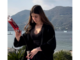 Beatrice Cremonesi mentre prepara un cocktail sulle rive del lago Maggiore