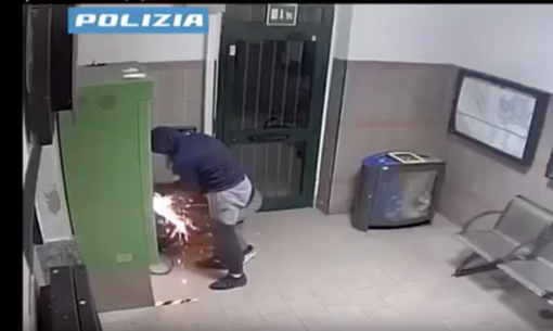 Presa la banda delle "spaccate" nelle stazioni ferroviarie della Saronno-Cadorna: sei colpi e bottino da 300mila euro Presa la banda delle "spaccate" nelle stazioni ferroviarie della Saronno-Cadorna: sei colpi e bottino da 300mila euro