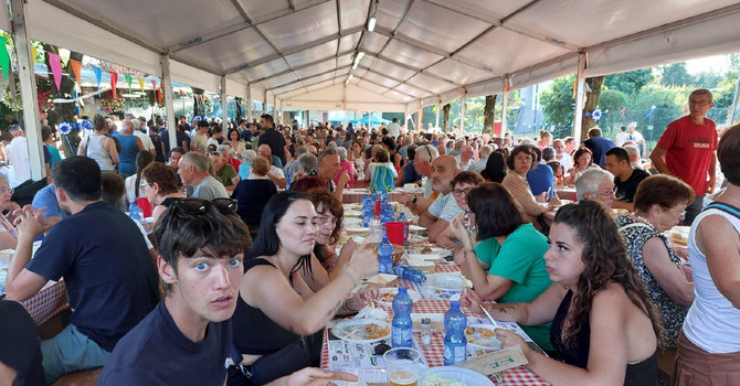Stand gastronomico protagonisti nel fine settimana in provincia di Varese: nella foto le tavolate della manifestazione "Tri dì in cumpagnia" di Sesto Calende Stand gastronomico protagonisti nel fine settimana in provincia di Varese: nella foto le tavolate della manifestazione "Tri dì in cumpagnia" di Sesto Calende