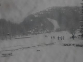 Omini bianchi sulla neve dall'Alpe Devero nel giorno di Natale