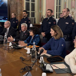 La Polizia di Stato insieme ai membri della giunta al consiglio comunale di Varese questa sera