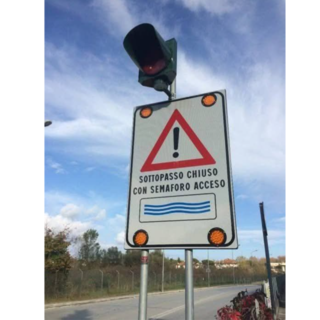 Il cartello che indica chiaramente il funzionamento del semaforo del sottopasso i Casorate in caso di allagamento Il cartello che indica chiaramente il funzionamento del semaforo del sottopasso i Casorate in caso di allagamento