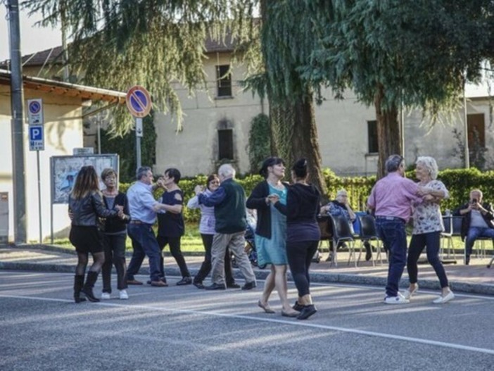 Il Centro Divers'età di Besozzo compie 30 anni e via Zangrilli si trasforma in pista da ballo