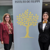 La dirigente scolastica del De Filippi Laura Broggi, seconda da sinistra, con il direttore e Andrea Sinigaglia (a destra) e i rappresentanti degli studenti Edoardo e Rachele La dirigente scolastica del De Filippi Laura Broggi, seconda da sinistra, con il direttore e Andrea Sinigaglia (a destra) e i rappresentanti degli studenti Edoardo e Rachele
