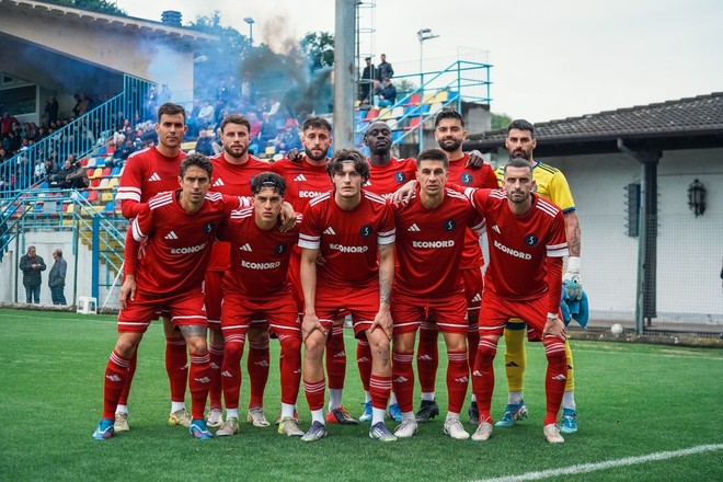 La Solbia che ha battuto il Saronno 3-0 nella finale del girone A di Eccellenza (foto Samuele Lucchi - Solbiatese calcio 1911) La Solbia che ha battuto il Saronno 3-0 nella finale del girone A di Eccellenza (foto Samuele Lucchi - Solbiatese calcio 1911)