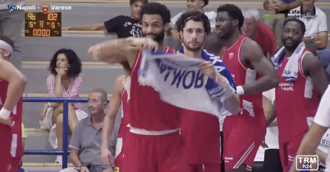 Si accende e si spegne, ma quando si accende... Varese batte Napoli a Matera Si accende e si spegne, ma quando si accende... Varese batte Napoli a Matera
