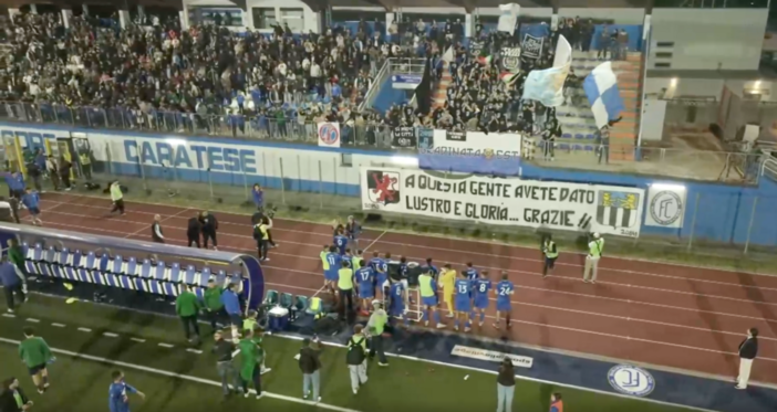 La Folgore Caratese a fine gara sotto la tribuna: festa promozione rinviata a oggi?