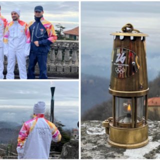 Il vicesindaco Ivana Perusin con i tedofori e la fiamma olimpica al Sacro Monte