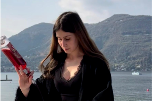 Beatrice Cremonesi mentre prepara un cocktail sulle rive del lago Maggiore
