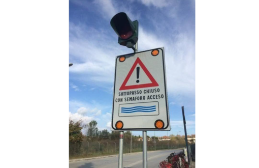 Il cartello che indica chiaramente il funzionamento del semaforo del sottopasso i Casorate in caso di allagamento Il cartello che indica chiaramente il funzionamento del semaforo del sottopasso i Casorate in caso di allagamento