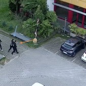 Minorenni con il coltello seguono un automobilista per rapinarlo: arrestati dalla polizia Minorenni con il coltello seguono un automobilista per rapinarlo: arrestati dalla polizia