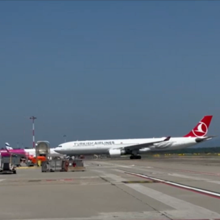 L'aereo atterrato a Malpensa dalla Turchia con a bordo le salme dei sub italiani morti alle Maldive
