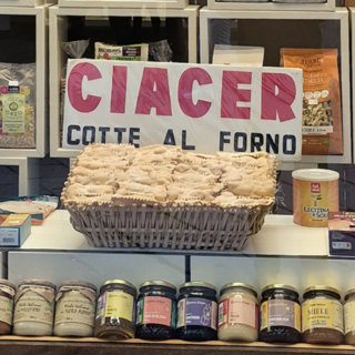 Un vero manifesto: le "ciacer" in bella vista nella vetrina de "Il Cantù"