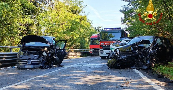 Le immagini del violento scontro frontale tra un'auto e un minivan sulla superstrada di Malpensa a Somma Lombardo Le immagini del violento scontro frontale tra un'auto e un minivan sulla superstrada di Malpensa a Somma Lombardo