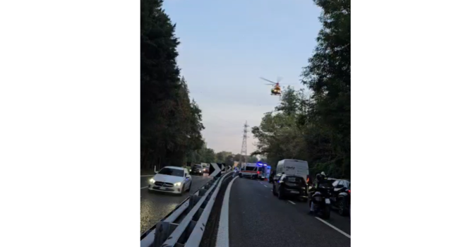 Le immagini dell'incidente avvenuto nel tardo pomeriggio di domenica a Comabbio sulla superstrada Besozzo-Vergiate Le immagini dell'incidente avvenuto nel tardo pomeriggio di domenica a Comabbio sulla superstrada Besozzo-Vergiate