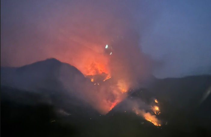 Boschi in fiamme a Piedimulera: da giorni i vigili del fuoco sono al lavoro per spegnere le fiamme
