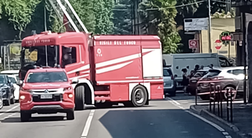 I mezzi dei vigili del fuoco in via Caracciolo