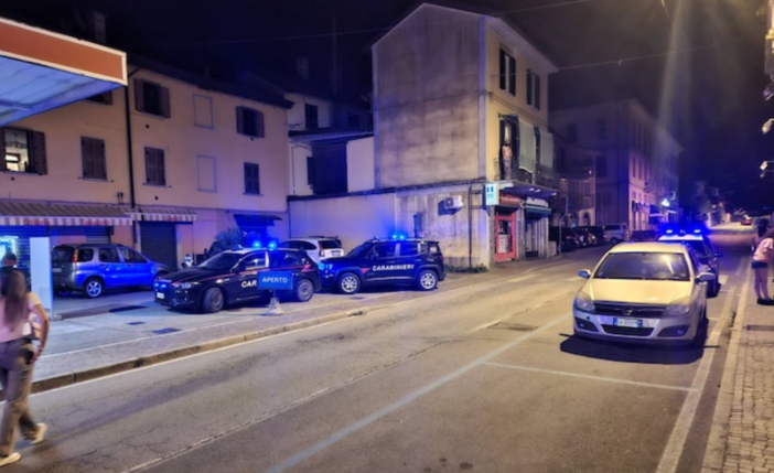 Laveno, devastazione in centro: danneggiate auto, bancomat e vetrine nella notte Laveno, devastazione in centro: danneggiate auto, bancomat e vetrine nella notte