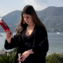 Beatrice Cremonesi mentre prepara un cocktail sulle rive del lago Maggiore Beatrice Cremonesi mentre prepara un cocktail sulle rive del lago Maggiore