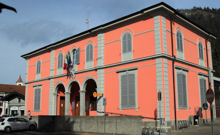 Il municipio di Sangiano Il municipio di Sangiano