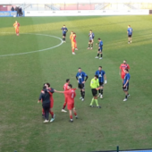 VIDEO. La Solbiatese crea valanghe di occasioni e vince 1-0. Un presunto sputo dalla panchina ospite all'arbitro fa finire la partita