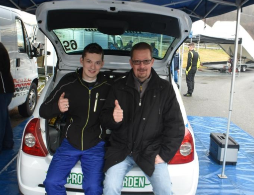 Manuel e suo papà. Nella gallery, la Clio N3 con cui il giovane pilota parteciperà al Rally Day