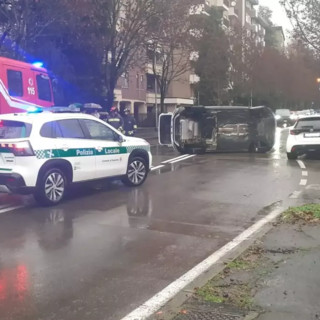 L'auto ribaltata a Saronno (foto tratta da IlSaronno.it)