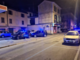 Laveno, devastazione in centro: danneggiate auto, bancomat e vetrine nella notte Laveno, devastazione in centro: danneggiate auto, bancomat e vetrine nella notte