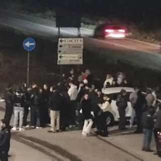 Gli amici di Emanuele e Michele sabato sera sul luogo del tragico incidente stradale (foto tratta da IlSaronno.it)