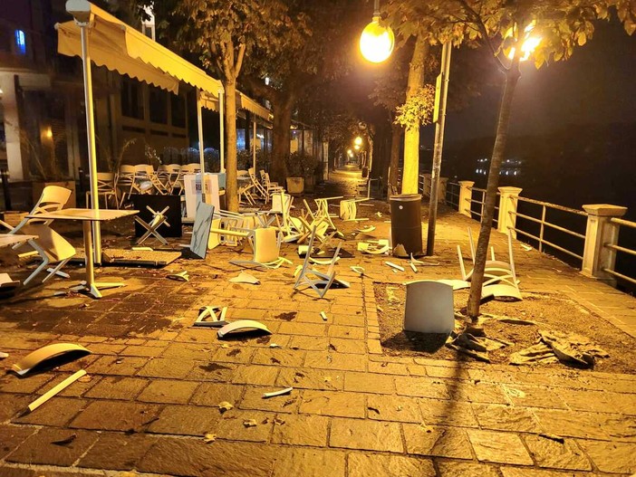 Il vandalismo compiuto stanotte in viale Italia a Sesto Calende