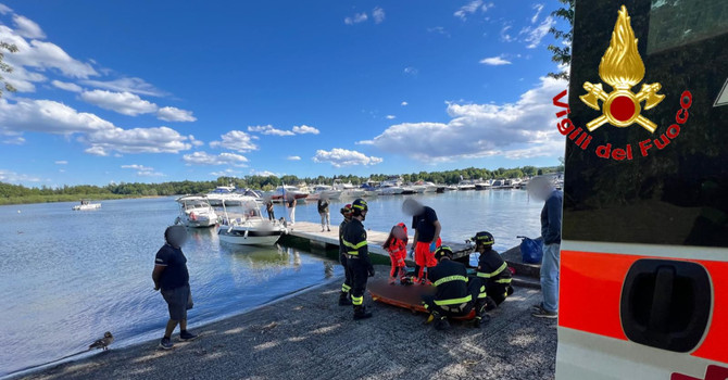 Le operazione di soccorso del 68enne che si è infortunato nel cantiere nautico di Sesto Calende Le operazione di soccorso del 68enne che si è infortunato nel cantiere nautico di Sesto Calende