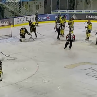 L'Appiano festeggia il 3-0 segnato dopo un netto fallo su Schina non sanzionato