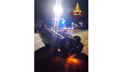 L'auto che si è ribaltata a Brebbia questa notte in via Della Vignetta