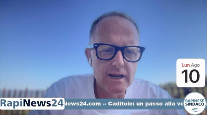 Il sindaco di Como, Alessandro Rapinese, mentre conduce sui suoi canali social "RapiNews24", una striscia video quasi quotidiana in cui racconta veramente ciò che fa e smaschera quelle che considera bufale di avversari e giornalisti