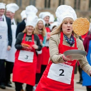 Sesto Calende pronta per la Pancake Run: la corsa con la padella facendo saltare il pancake senza farlo cadere