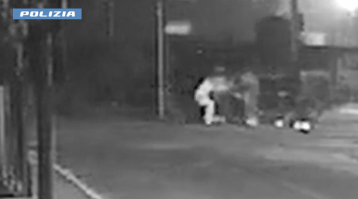 Un fermo immagine dell'aggressione in un video Un fermo immagine dell'aggressione in un video