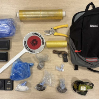 Il materiale sequestrato dalla polizia locale