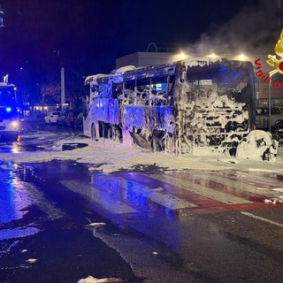 L'autobus in fiamme a Sesto San Giovanni e l'intervento dei vigili del fuoco