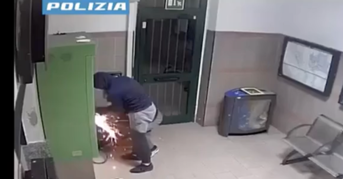 Presa la banda delle "spaccate" nelle stazioni ferroviarie della Saronno-Cadorna: sei colpi e bottino da 300mila euro Presa la banda delle "spaccate" nelle stazioni ferroviarie della Saronno-Cadorna: sei colpi e bottino da 300mila euro