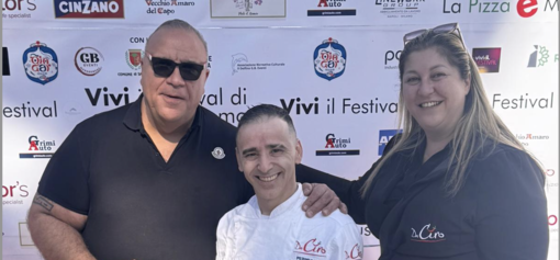 Giuseppe Frau (in arte Peppe Lab) tra Ciro Marino e la moglie di Ciro, Antonella Corradin