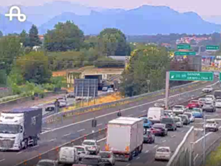 La lunga coda in tempo reale per la chiusura del bivio verso l'A26 all'altezza di Gallarate con le auto costrette a dirigersi verso Varese La lunga coda in tempo reale per la chiusura del bivio verso l'A26 all'altezza di Gallarate con le auto costrette a dirigersi verso Varese