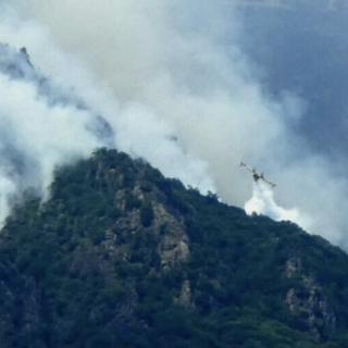 Incendi nel VCO, l'emergenza continua: arriva un super elicottero, attivato un Centro operativo comunale