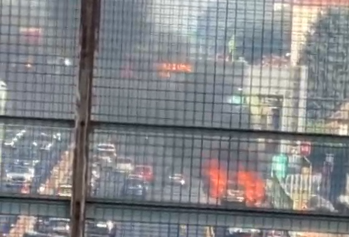 Auto in fiamme sull'autostrada dei Laghi, Vigili del Fuoco in azione e disagi al traffico Auto in fiamme sull'autostrada dei Laghi, Vigili del Fuoco in azione e disagi al traffico